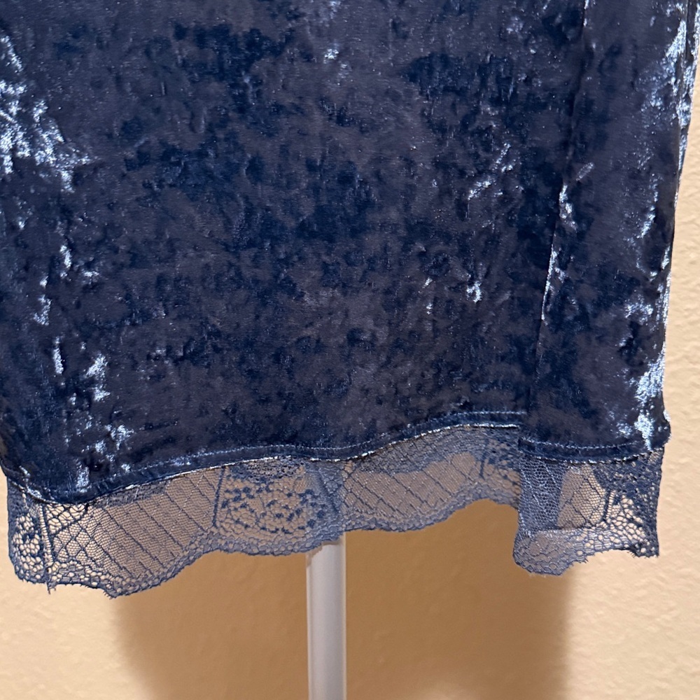 Mystree crushed velvet Navy Lace-Trimmed Top camisole women’s medium - Picture 4 of 5